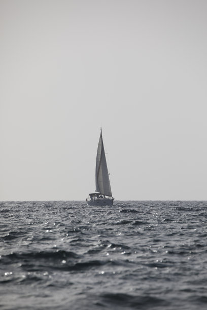 帆船在地中海的地平线上图片下载