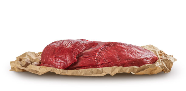 新鲜的生牛肉片放在牛皮纸上。孤立的白色背景与柔和的阴影图片下载