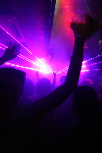 在夜总会跳舞的年轻女子图片下载