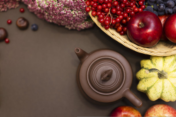 秋天组成了丰收的南瓜、苹果、红莓、葡萄图片下载