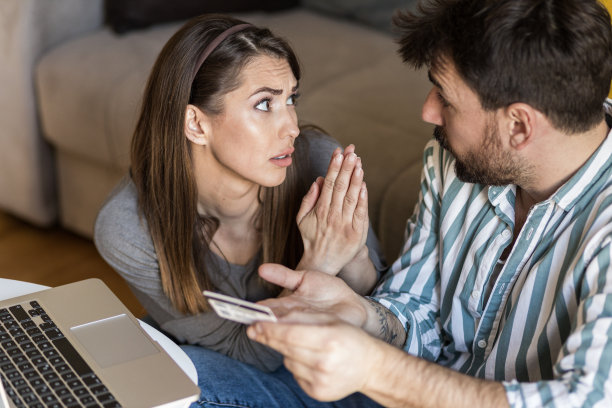年轻女子恳求她的丈夫在网上购物图片下载