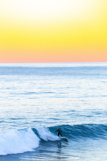 加利福尼亚州拉古纳海滩的冲浪者在日出时冲浪图片下载