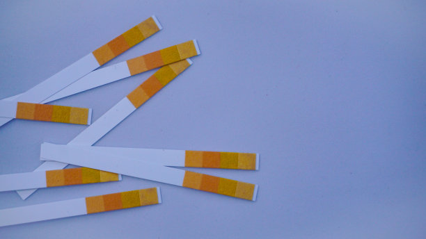 分离在白色背景上的石蕊试纸-带酸性测试的通用ph纸指示纸图片下载