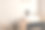 特写的白色水槽与椭圆形镜子站在白色墙壁上，木质橱柜与黑色水龙头在极简主义浴室。展示产品的样板架。三维渲染图片下载