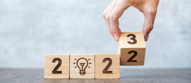 手翻2022到2023块灯泡图标。商业理念，创意，思维，头脑风暴，目标，决心，战略，计划，行动，改变和新年开始的概念图片下载