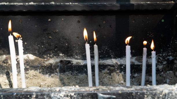 蜡烛在教堂。在教堂里点燃蜡烛作为一种仪式图片下载