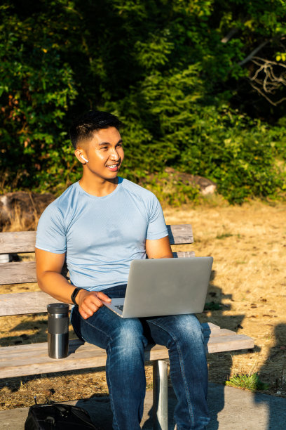 一个人在公园里从事远程工作图片下载