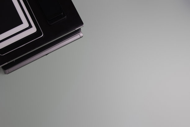 灰色背景的一堆旧的用过的笔记本电脑，数字平板电脑，智能手机。前视图。捐赠，电子垃圾，技术，在线工作，电子垃圾再利用，翻新和回收的概念图片下载