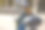 红头发的女人骑着摩托车在城市的街道上图片下载