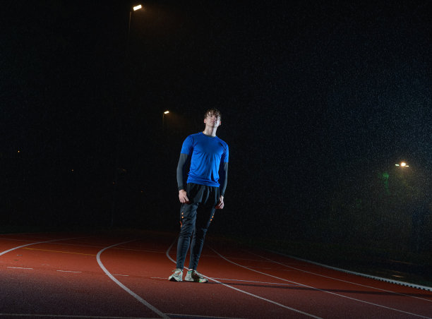 运动员在雨中训练田径跑步图片下载