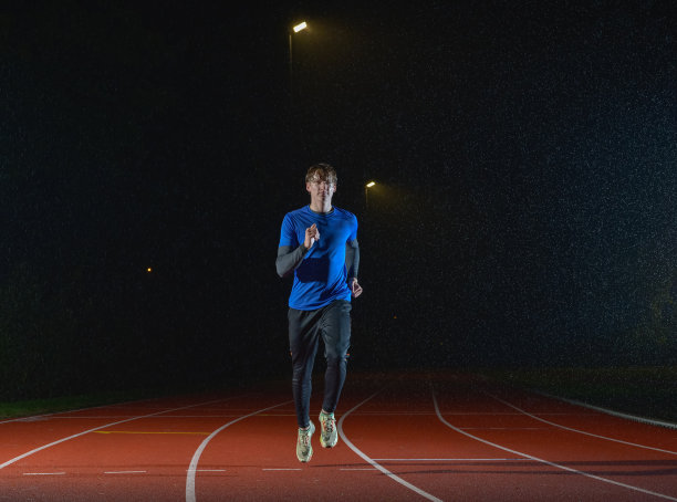 运动员在雨中训练田径跑步图片下载