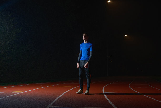 运动员在雨中训练田径跑步图片下载