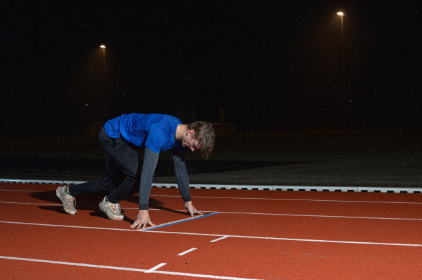 运动员在雨中训练田径跑步图片下载