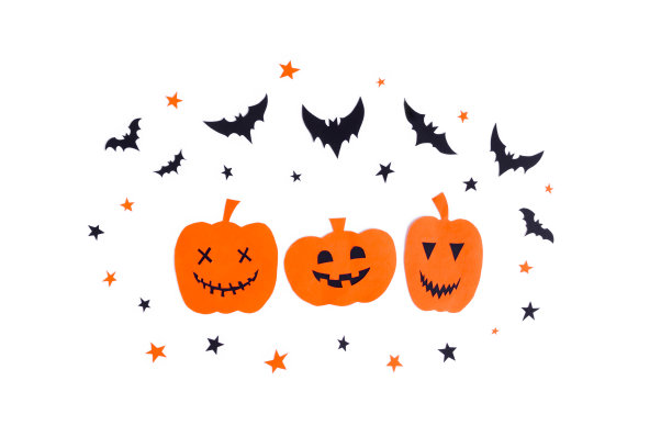 快乐的万圣节南瓜微笑和蝙蝠由黑色剪纸在白色背景，装饰万圣节的概念图片下载