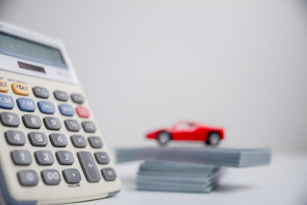 汽车保险业务的概念，节省购销税和贷款的新车。汽车玩具车与堆栈硬币钱的背景。计划管理交通财务成本。汽车贷款图片下载