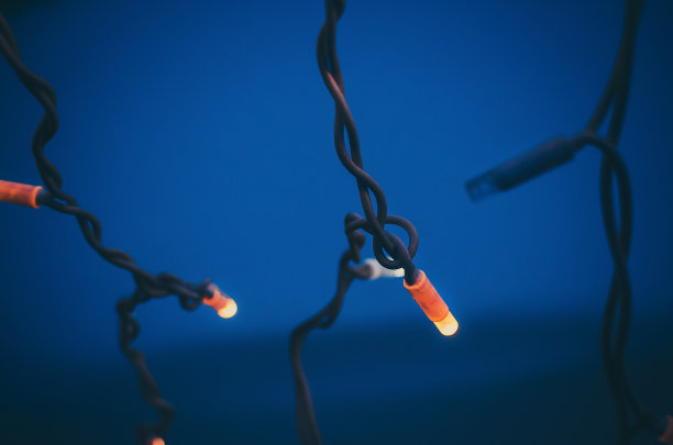 特写照片的一个闪亮的圣诞led花环在深蓝色的背景图片下载