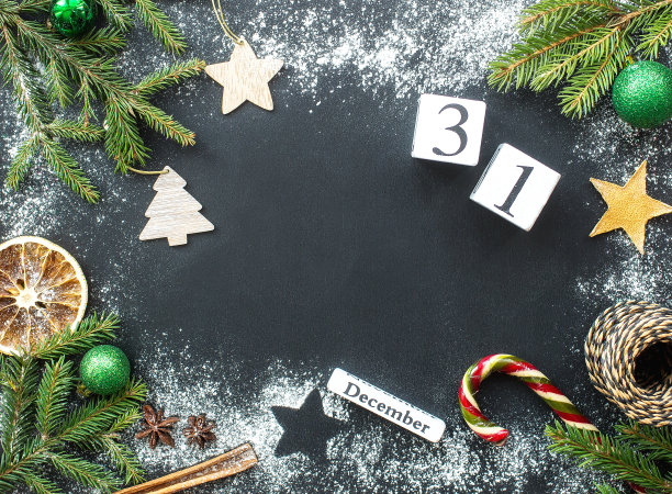 2023年新年快乐，背景设计，俯瞰松枝与球果，玩具，浆果和字母。平的。复制的空间。2023年新年和圣诞节的概念。图片下载