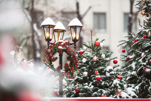 莫斯科街头的圣诞装饰。莫斯科市中心特维斯卡亚广场上，一盏为圣诞节装饰的路灯。2023年新年和圣诞节的概念。图片下载