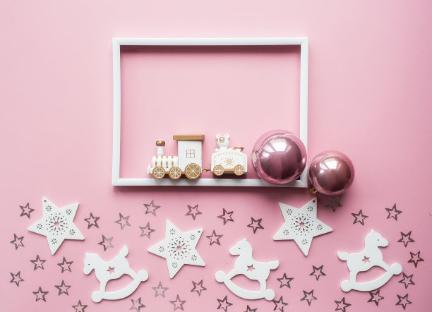圣诞框架与白色和粉色的装饰，柔和的粉色背景。平铺，俯视图，复制空间。2023年新年的概念图片下载