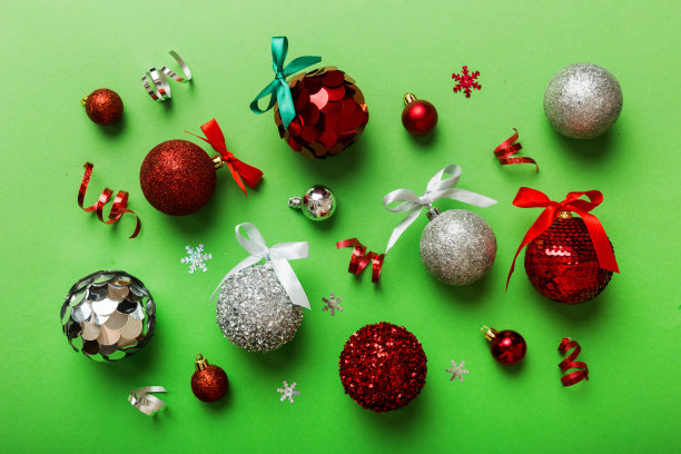 彩色背景的圣诞球。装饰彩带蝴蝶结与复制空间图片下载