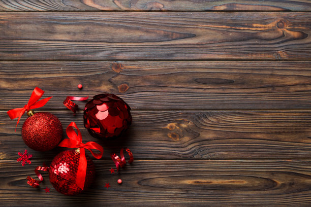 彩色背景的圣诞球。装饰彩带蝴蝶结与复制空间图片下载