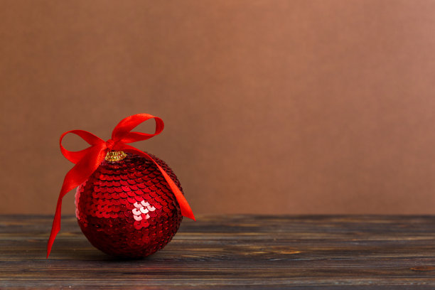 彩色背景的圣诞球。装饰彩带蝴蝶结与复制空间图片下载