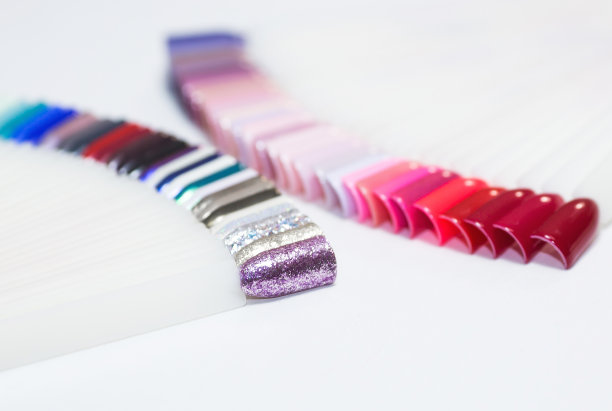 指甲油的颜色。设计的指甲。测试人员指甲油。时尚美甲。闪亮的凝胶上漆。女性的美甲。指甲艺术设计轮。有选择性的重点。本空间图片下载