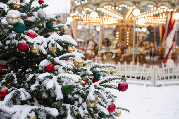 莫斯科特维斯卡亚街……街道的圣诞装饰。城市里美丽的假日风景。2023年的新年卡片。新年和圣诞节的概念。图片下载