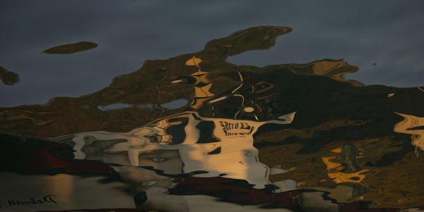 夕阳映在海上的小船上图片下载