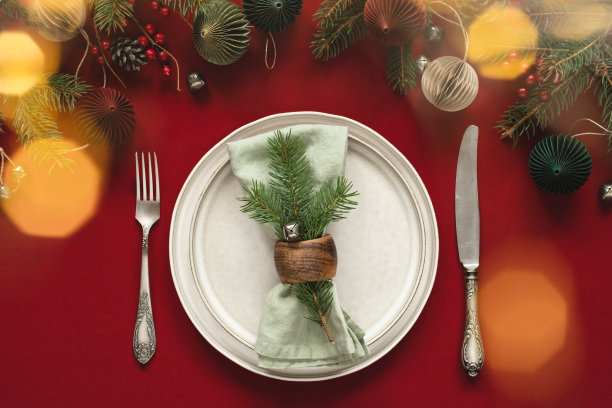 红色桌布上的圣诞餐桌。图片下载