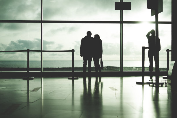 机场一对情侣的剪影图片下载