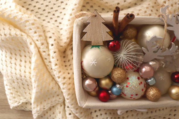 圣诞装饰品和毯子的篮子图片下载