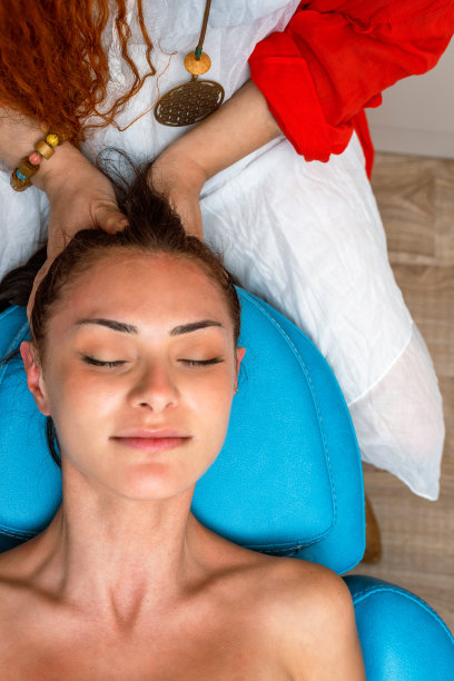 女性为了健康和放松正在做头发和头部按摩图片下载