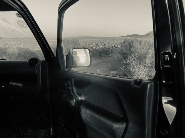 中东沙漠景观中的小型SUV图片下载