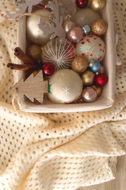 圣诞装饰品和毯子的篮子图片下载