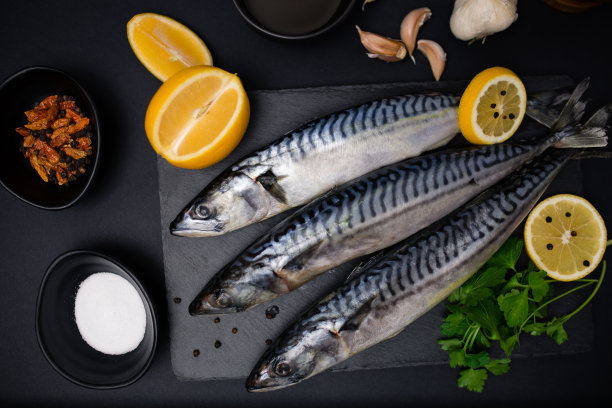 新鲜生鲭鱼配柠檬和香料图片下载