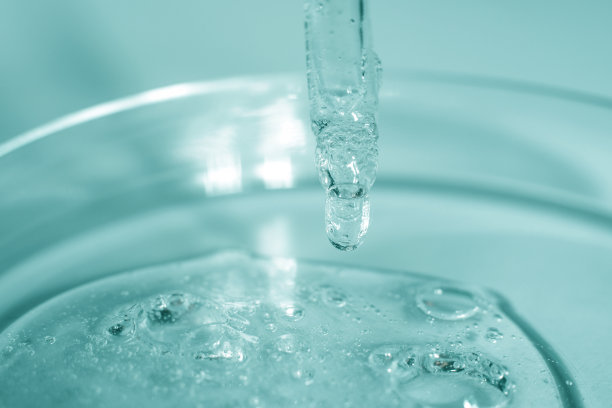 特写-凝胶的结构。透明化妆品凝胶在培养皿中。人体护理化妆品的实验室研究与开发图片下载