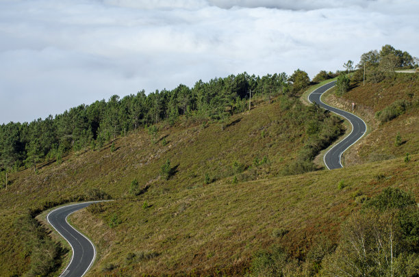阴天山路上的弯道图片下载