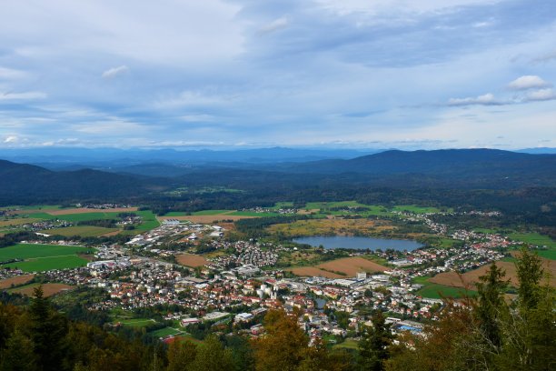 夏天的科切耶镇被田野和森林覆盖的山所包围图片下载
