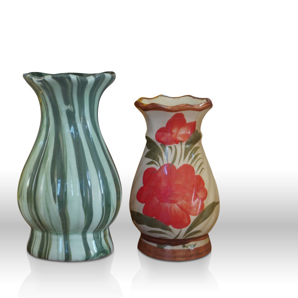 两个陶瓷，旧青玉花纹花瓶和旧棕色陶瓷花瓶在白色背景，对象，古董，装饰，横幅，复制空间图片下载