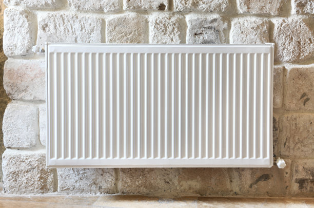 公寓里的白色散热器。散热器。图片下载