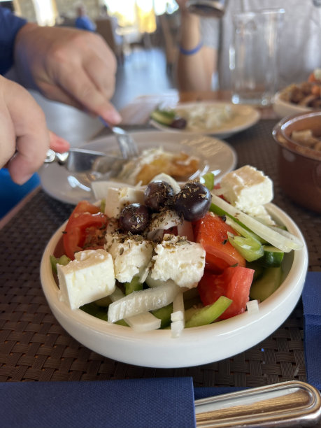 希腊沙拉由番茄、黄瓜、辣椒粉、洋葱、羊乳酪、黑橄榄和香料制成。图片下载