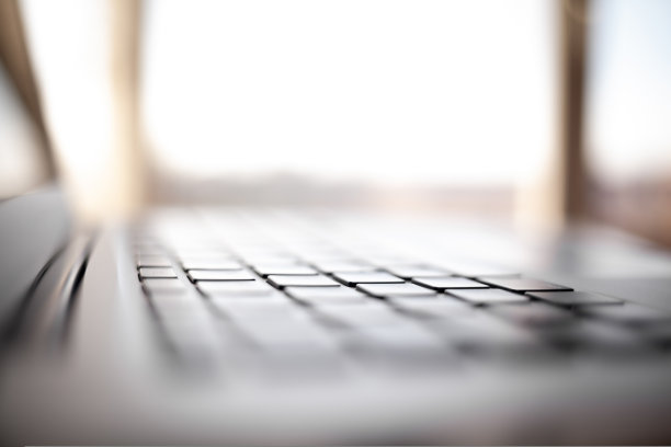 打开的笔记本电脑的键盘特写。图片下载