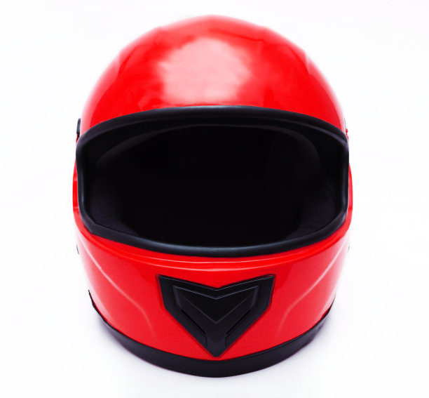 白色背景上红色的汽车头盔。特写镜头图片下载