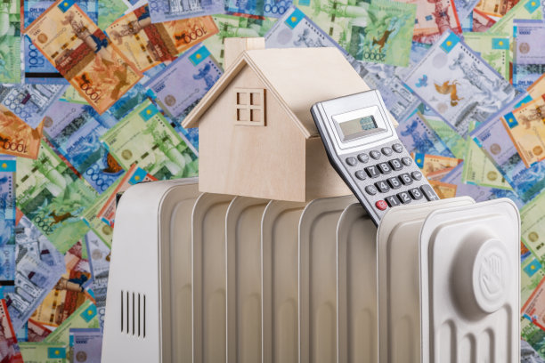 一座具有象征意义的木屋矗立在加热电池上，背景是哈萨克斯坦的坚戈纸币图片下载