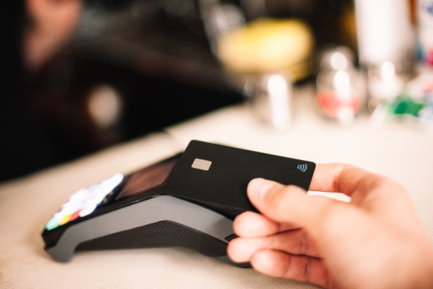 客户使用信用卡进行非接触式付款图片下载