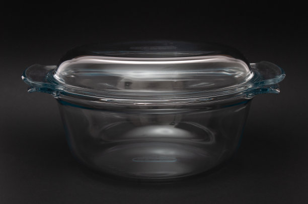空玻璃烘焙容器在黑色背景图片下载