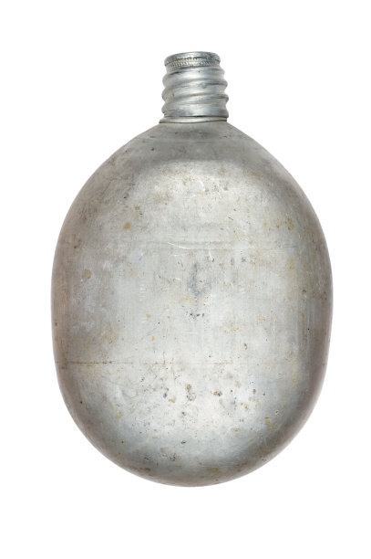 白色背景的旧铝烧瓶。图片下载