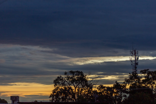 启示录日落在城市图片下载