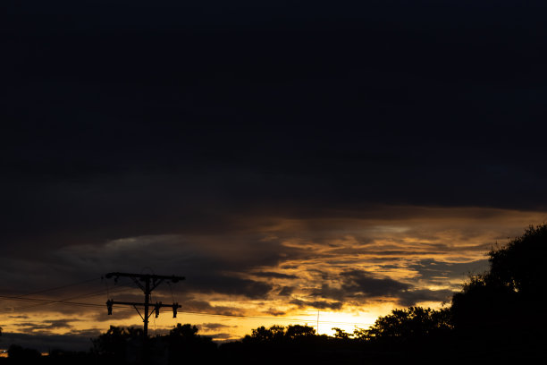 启示录日落在城市图片下载